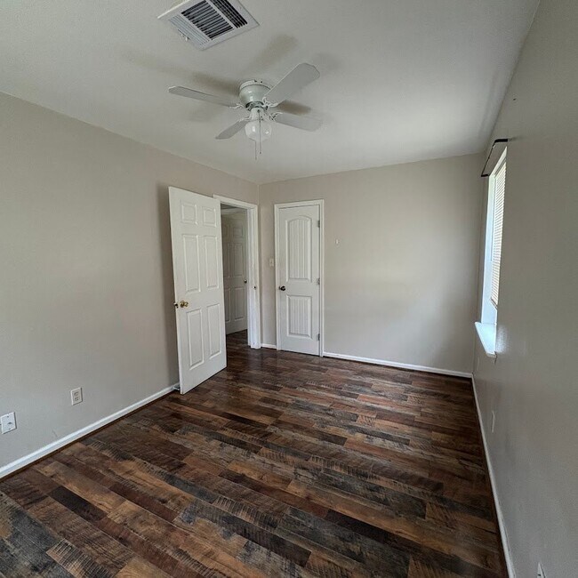 Foto del edificio - 1301 Stadium Dr