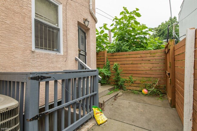 Foto del edificio - 3 br, 2 bath Duplex - 1226 N 16TH ST Unit 1