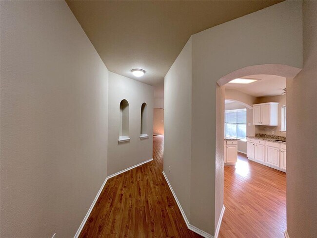Building Photo - 718 Leann Ln