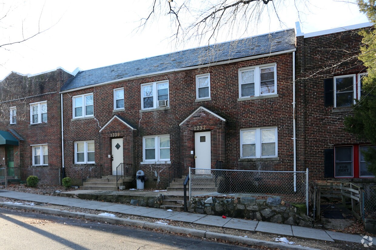 Foto del edificio - 1237 Queen St NE