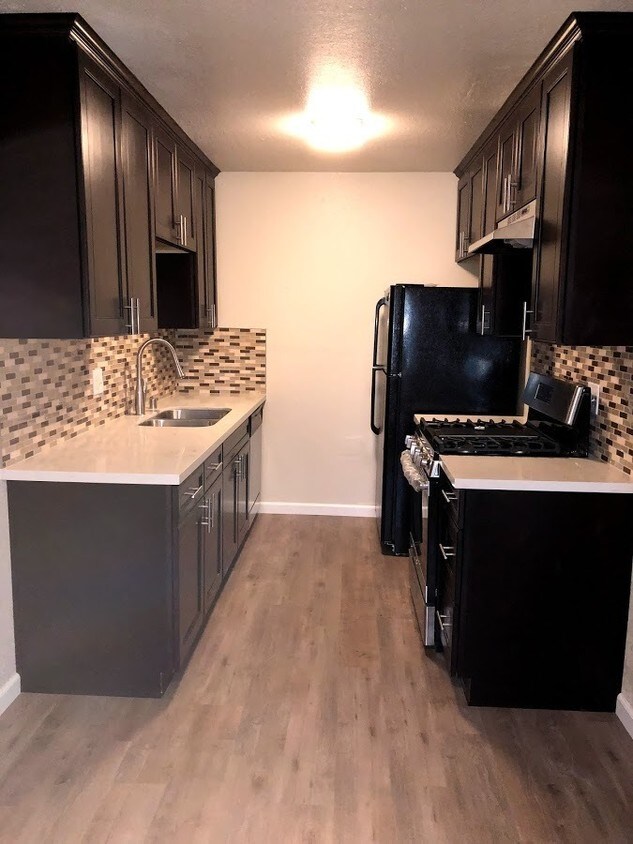 Foto principal - NEWLY RENOVATED 2 BED, 1 BATH, 900 SQ FT