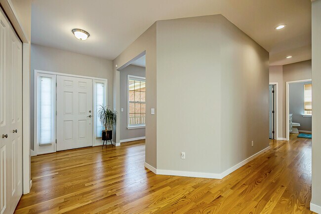 Foto del edificio - 348 Sedgewood Ln