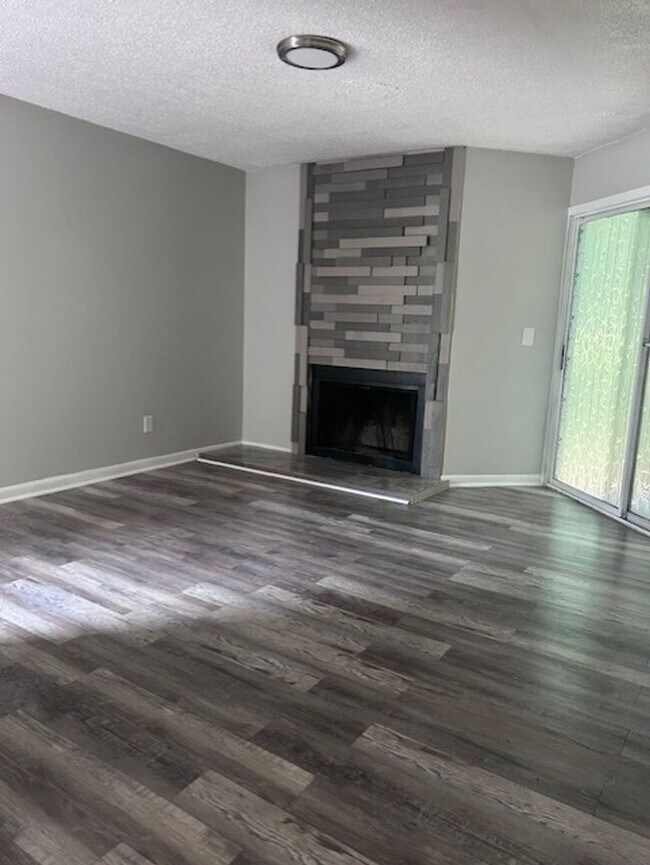 Building Photo - Newly Renovated Two Bedroom Condo Available! Move In Ready!
