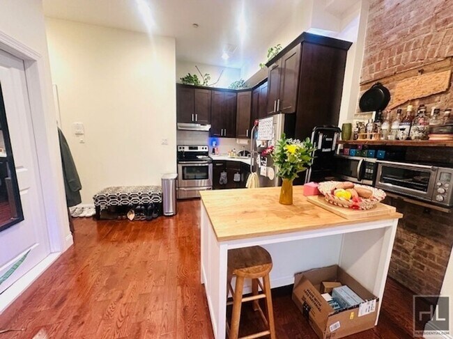 Building Photo - Gorgeous 1 Bedroom in Striver's Row Histor...