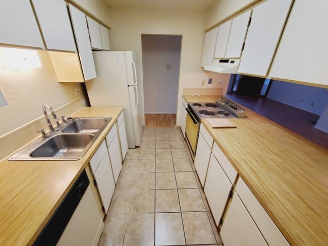 Building Photo - Stunning 3 bed 2 bath updated condo on 3rd...
