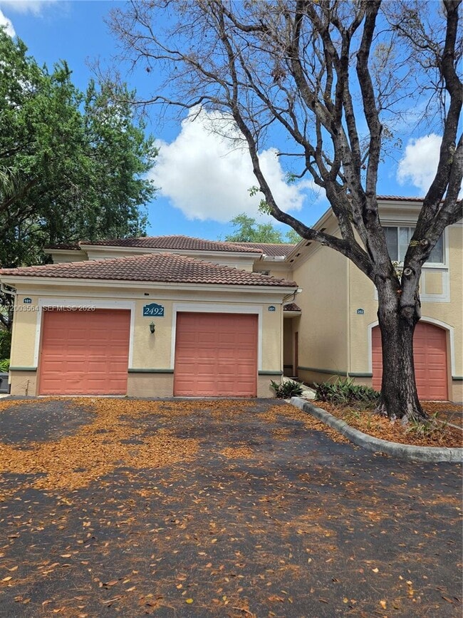 Foto del edificio - 2492 Centergate Dr