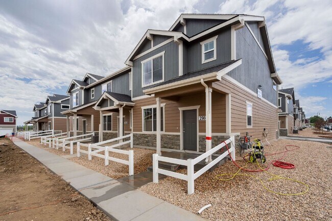 Foto del edificio - 3 bed/2.5 bath townhome w/attached 2-car garage