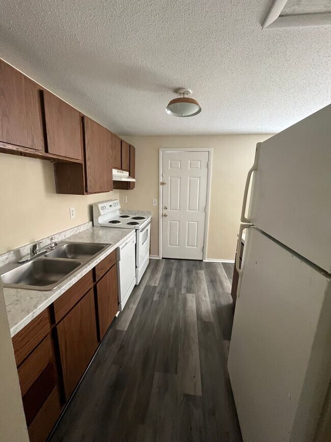 Building Photo - Camellia Drive 2411