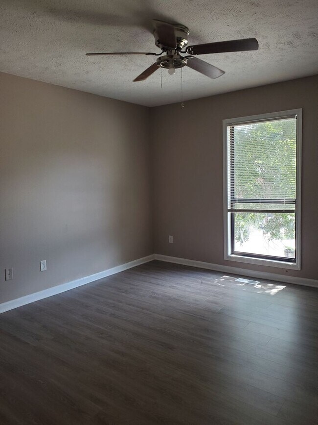Building Photo - Two-bedroom townhouse apartment located in...