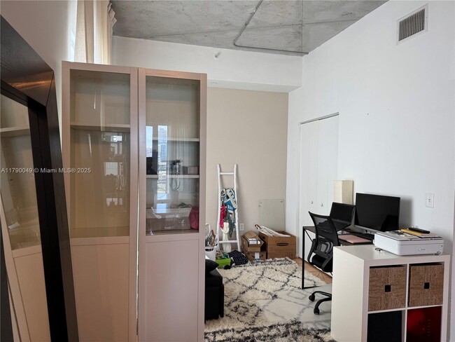 Foto del edificio - 10 SW South River Dr