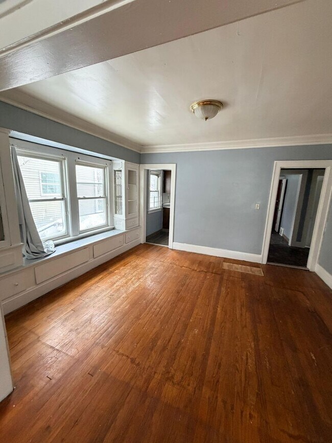 Building Photo - 9426 Dickens Ave