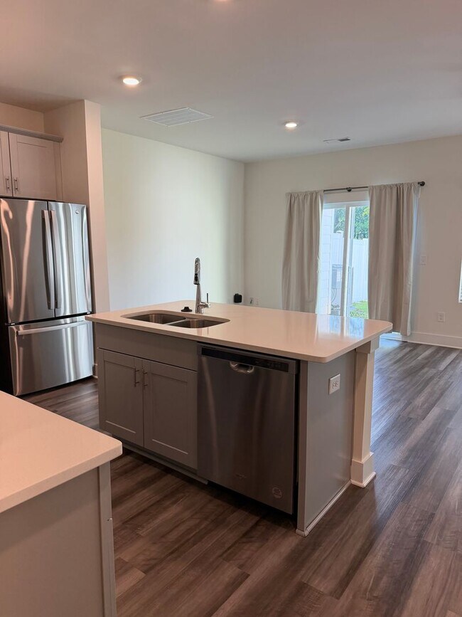 Foto del edificio - 3BR/2.5 BA Condo - City Station Townes, Greer