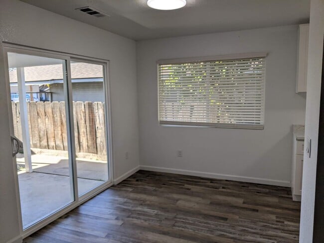 Building Photo - Walnut Quadruplex
