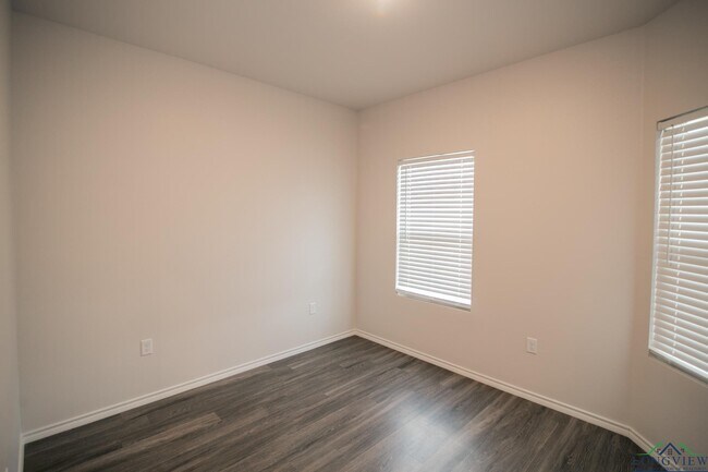 Building Photo - 1123 Mission Creek Dr