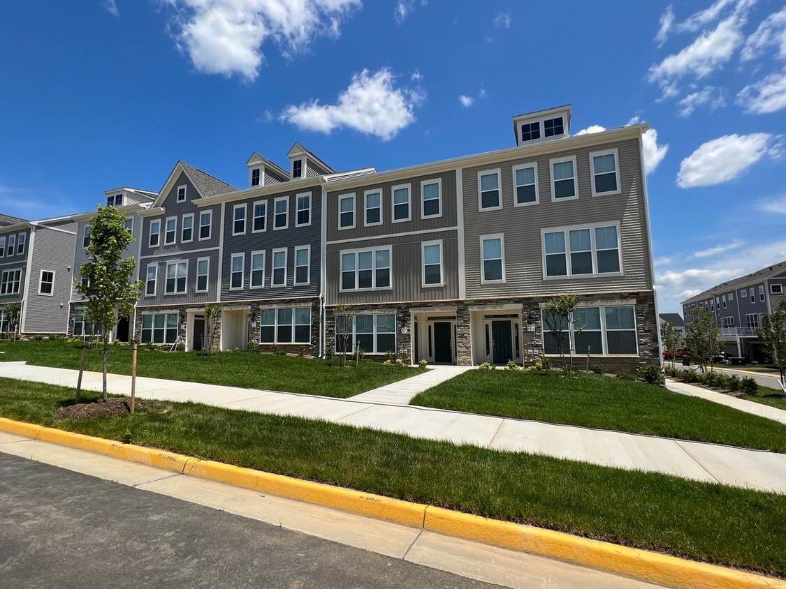 Close to everything! Skyline at Embrey Mi... - Close to everything!  Skyline at Embrey Mi...