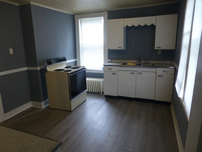 Building Photo - 5 Riverview Pl