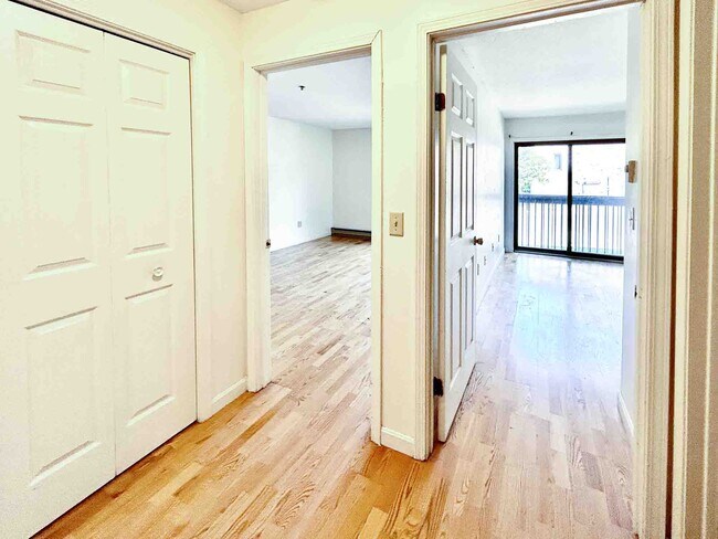 Foto del edificio - Hill Gardens Condo Association