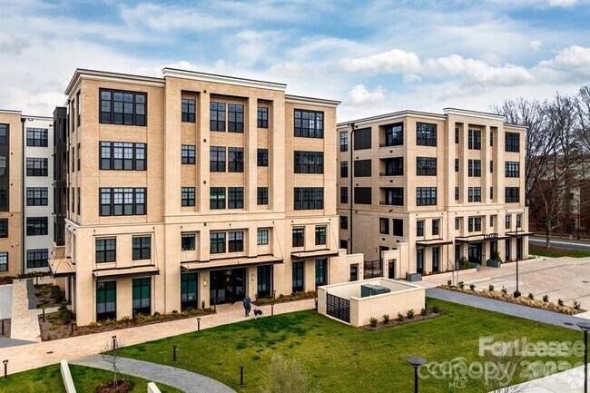 Foto del edificio - 4220 Colony Plz Dr