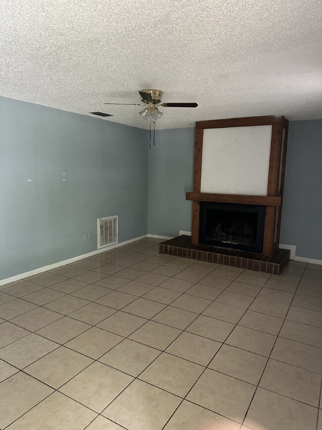 Building Photo - 2 Bedroom, 1.5 Bathroom, 1 Car Garage hoe ...