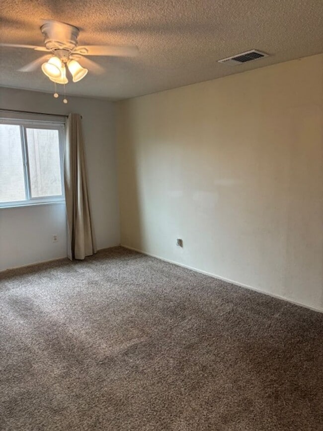 Building Photo - Fair Oaks Bungalow!