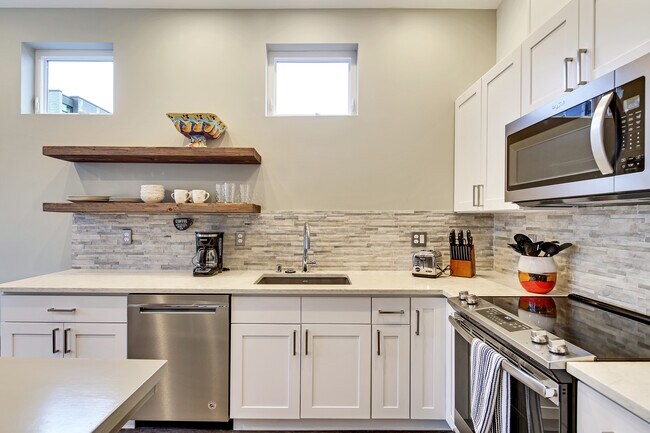 Foto del edificio - 2732 44th Ave SW