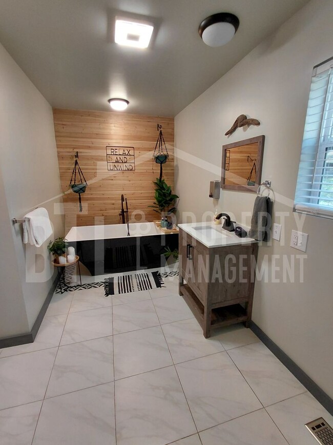 Building Photo - Stunning 3 Bedroom in Forsyth!