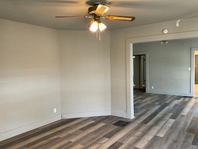 Building Photo - PRE LEASING to Approved Applicants! . 3 Be...