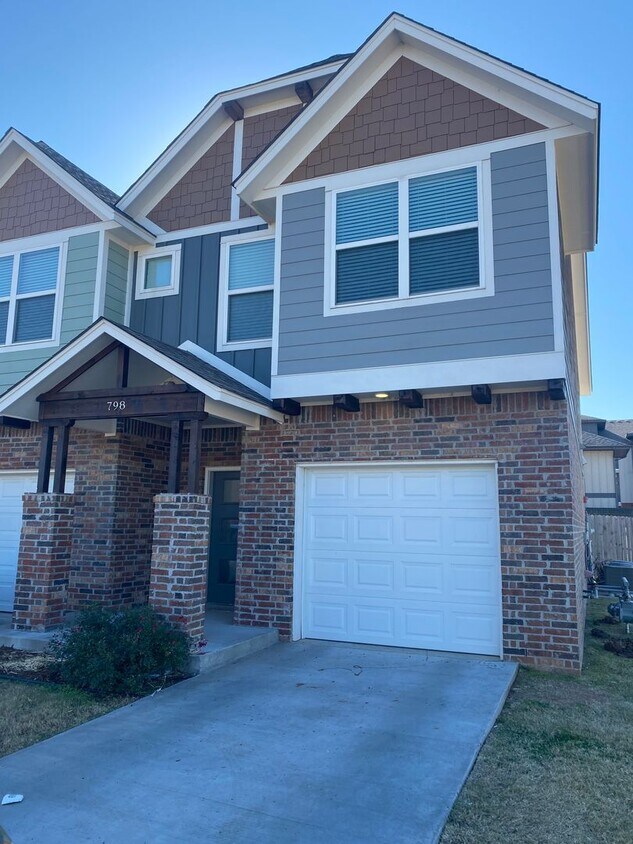 Primary Photo - 1/2 off 1st month 3 bedroom, 2.5 bathroom,...