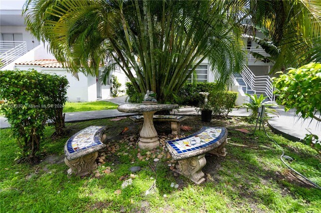 Foto del edificio - 8315 Byron Ave