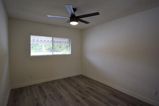 Foto del edificio - 5117 Laurel Canyon Blvd
