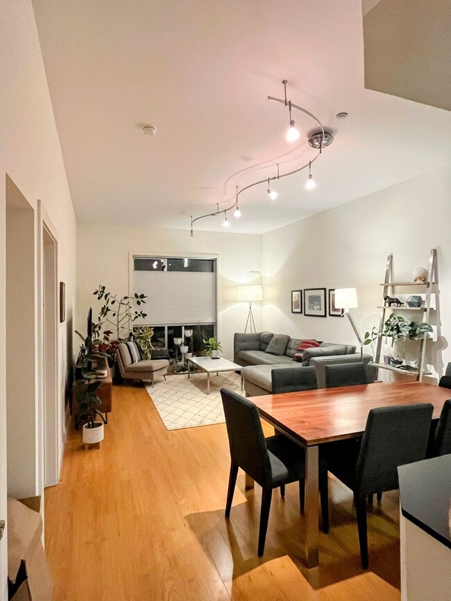 Building Photo - 585 9th St