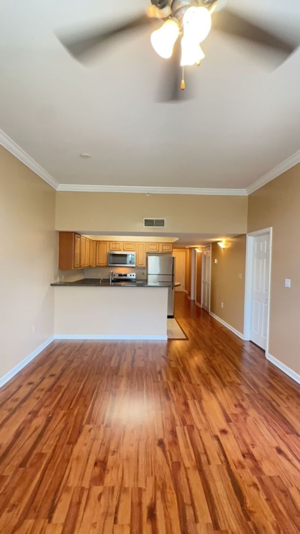 Foto del edificio - Great 3rd floor unit at LAUREL STATION for $2800/month Rent includes two assigned parking spaces!