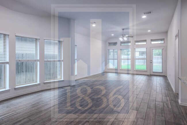 Foto del edificio - 308 Lacey Oak Lp