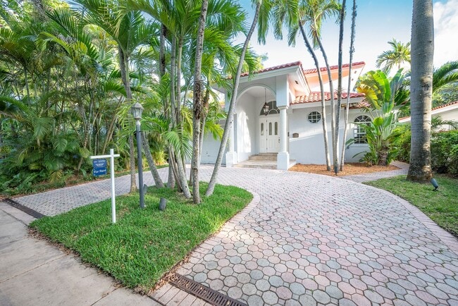 Building Photo - 1135 Asturia Ave