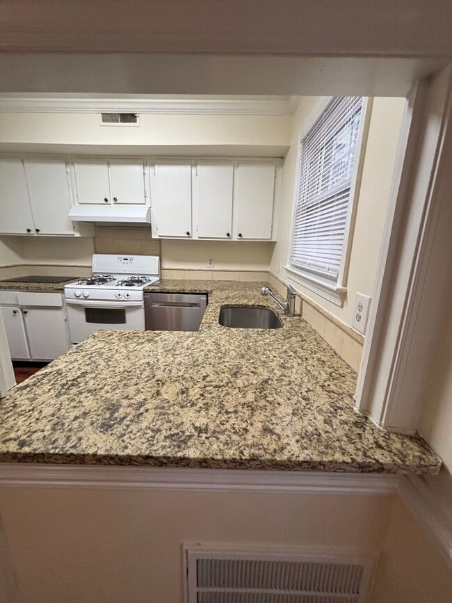 Foto del edificio - New Listing - Available Now!