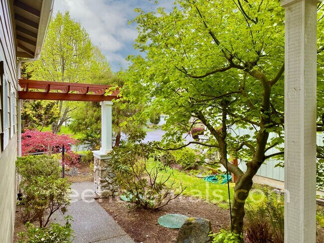 Foto del edificio - Beautiful 5BR 3.5BA in Quiet Olympia Neigh...