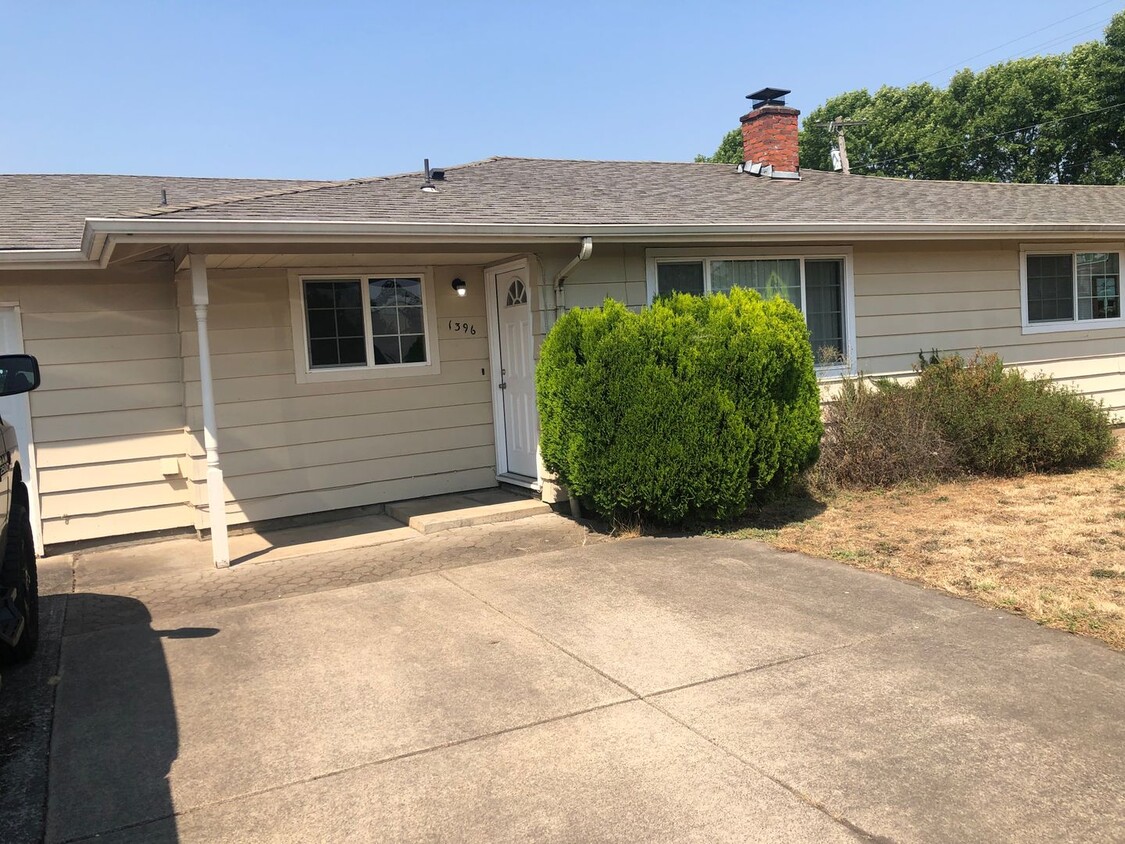 Primary Photo - 2 bedroom 1 bathroom duplex with garage