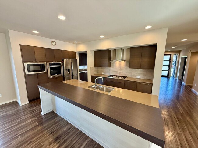 Building Photo - Stylish 4-Bed, 4-Bath Luxury Home