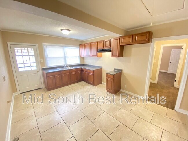 Building Photo - 1670 Netherwood Ave