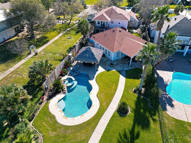 Building Photo - 2570 Cliff Dr