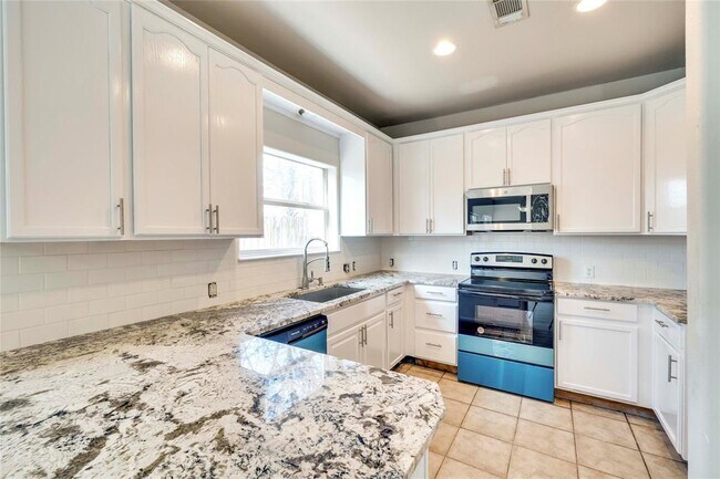 Foto del edificio - 7312 E Ben White Blvd