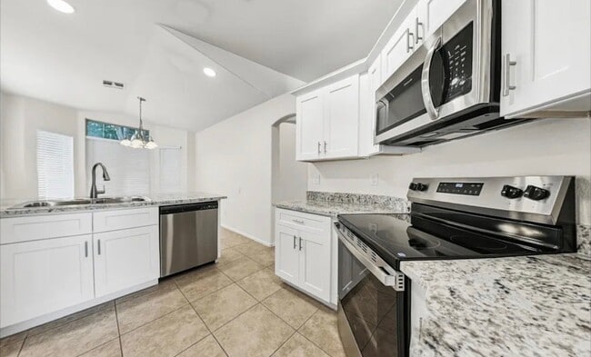 Building Photo - 2324 Plantation Oak Dr