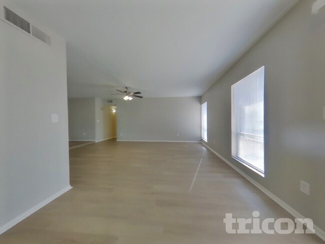 Building Photo - 955 W Santa Cruz Dr