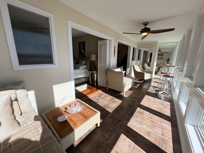 Foto del edificio - 2 Bedroom 2 Bath Furnished Condo in Marine...