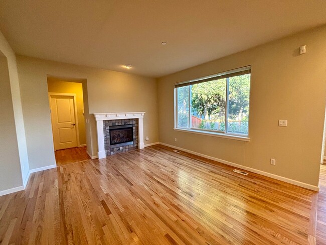 Building Photo - 4 Bed + Bonus, 2.5 Bath, Fully Fenced Yard, 2 Car Garage