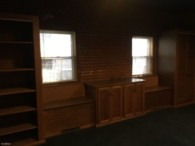 Building Photo - 1 br, 1 bath Apartment - 155 E 10th St