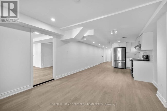 Building Photo - 1422 Summerhill Crescent