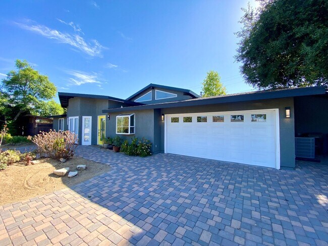 Building Photo - Stunning 3 bed 3 bath + bonus room house i...