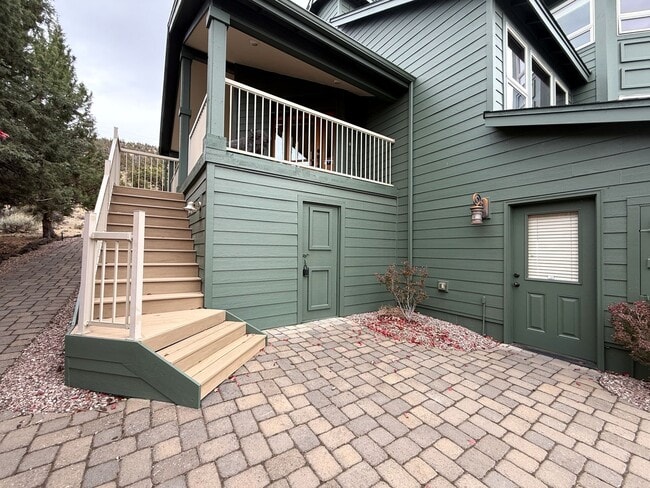 Building Photo - GORGEOUS EAGLE CREST HOME WITH TONS OF AMENITITES!