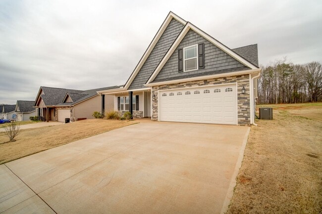 Building Photo - Wonderful Home On Large Lot, District 5 Schools